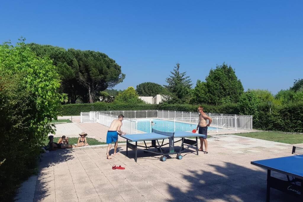 Mazet dans résidence avec piscine Bagnols-en-Forêt Esterno foto