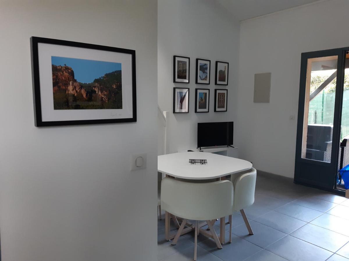 Mazet dans résidence avec piscine Bagnols-en-Forêt Esterno foto