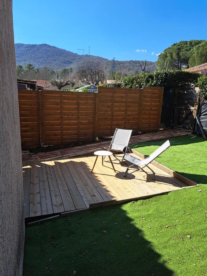 Mazet dans résidence avec piscine Bagnols-en-Forêt Esterno foto